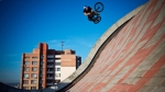 BMX-ер прокатал волнообразную крышу дома BMX-ер прокатал волнообразную крышу дома